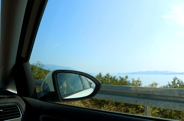 pov vanuit de auto over de zee
