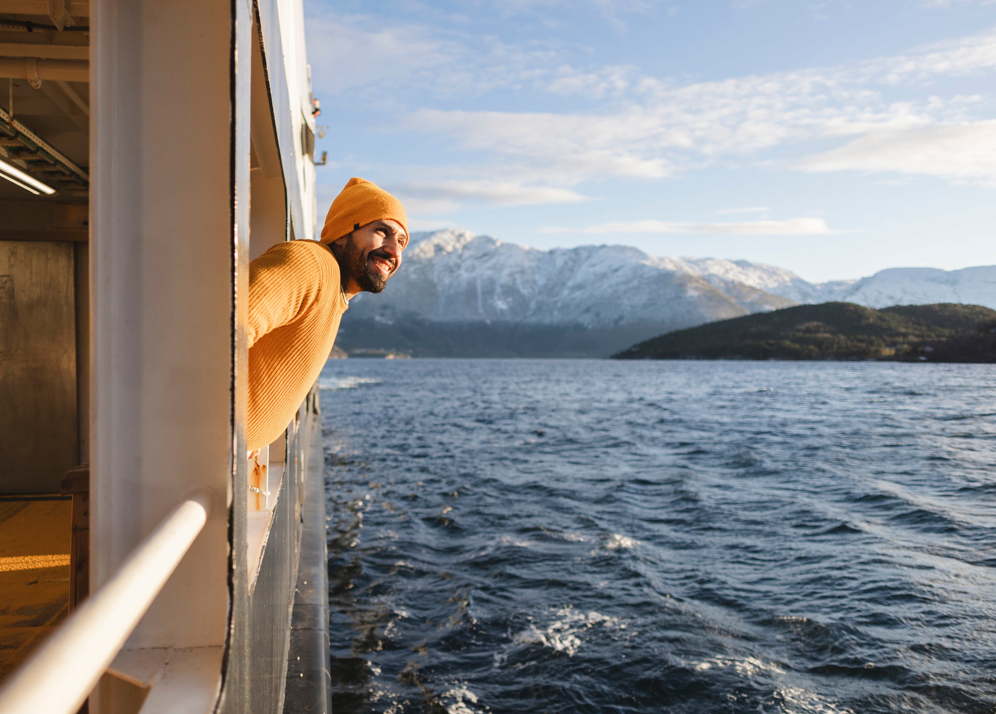 Ontspannen ferry-overtocht met uitzicht op fjorden en bergen