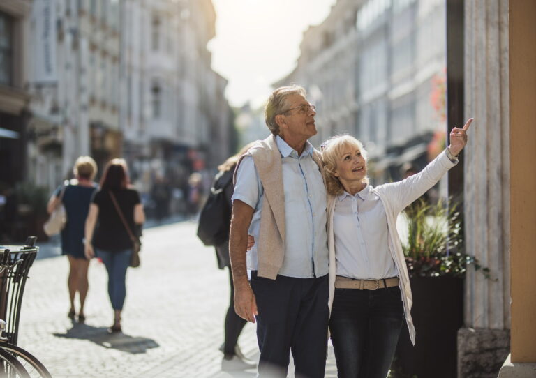 Oudere paar wandelen rond de oude stad
