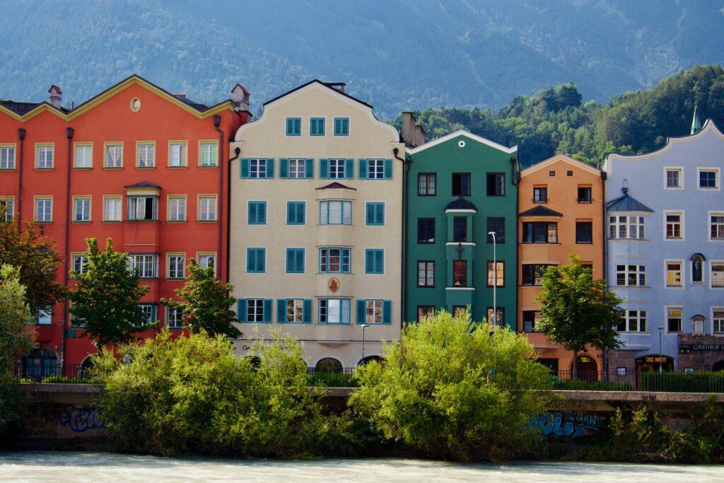 Innsbruck kleurige huizen langs de Inn
