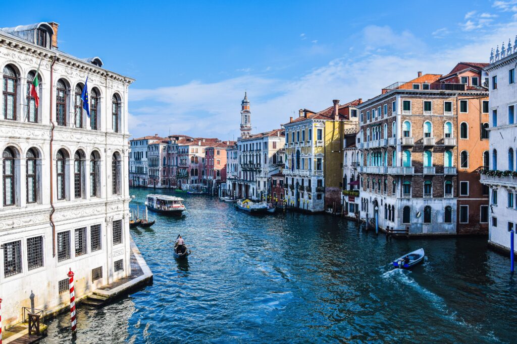 Canal Grande in Venetië met gondels